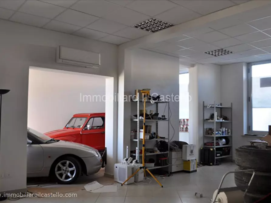 Immagine 2 di Attività commerciale in vendita  a Castiglione Del Lago