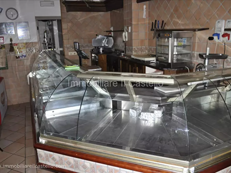 Immagine 4 di Attività commerciale in affitto  a Paciano