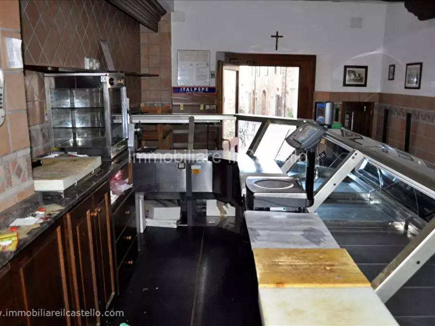 Immagine 5 di Attività commerciale in affitto  a Paciano