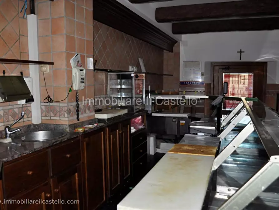 Immagine 6 di Attività commerciale in affitto  a Paciano