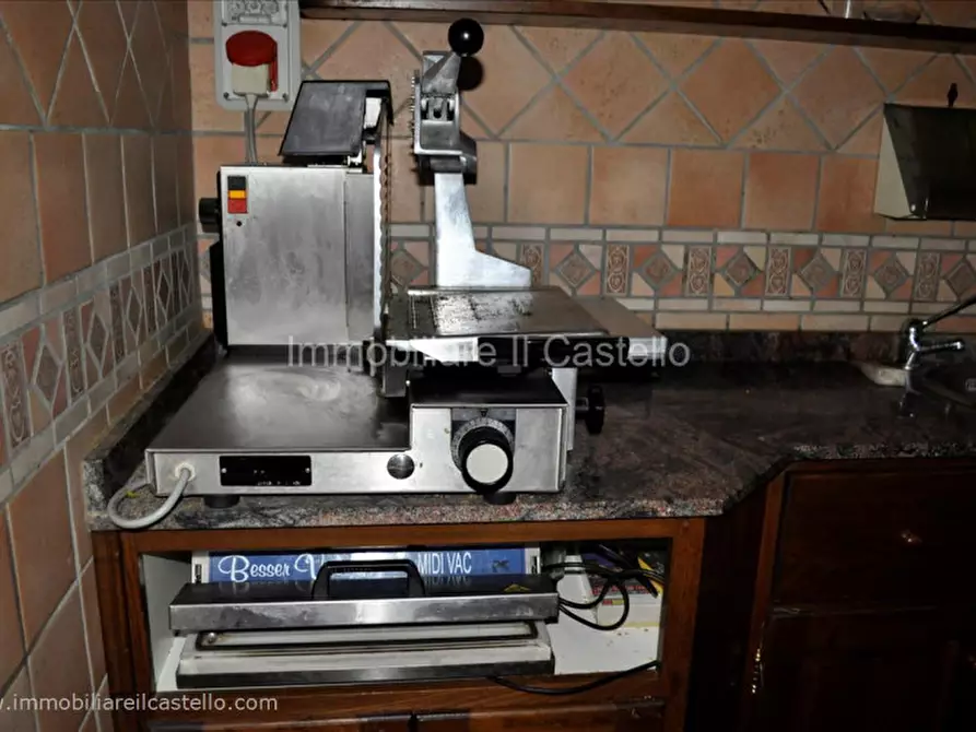 Immagine 7 di Attività commerciale in affitto  a Paciano