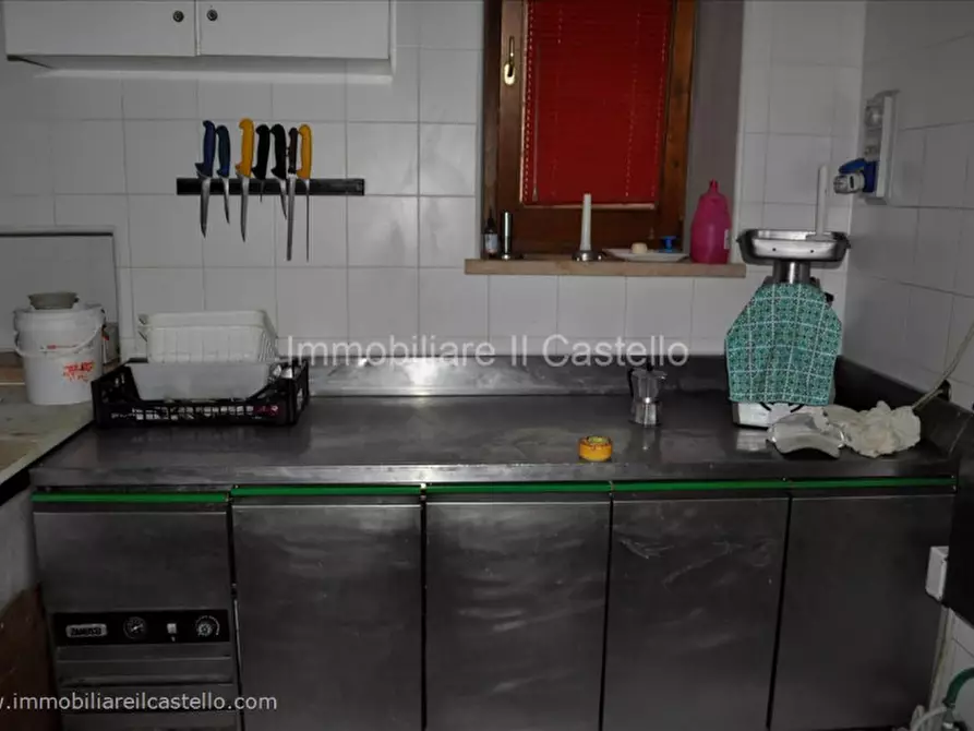 Immagine 8 di Attività commerciale in affitto  a Paciano