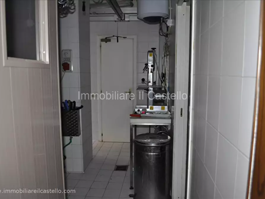 Immagine 13 di Attività commerciale in affitto  a Paciano
