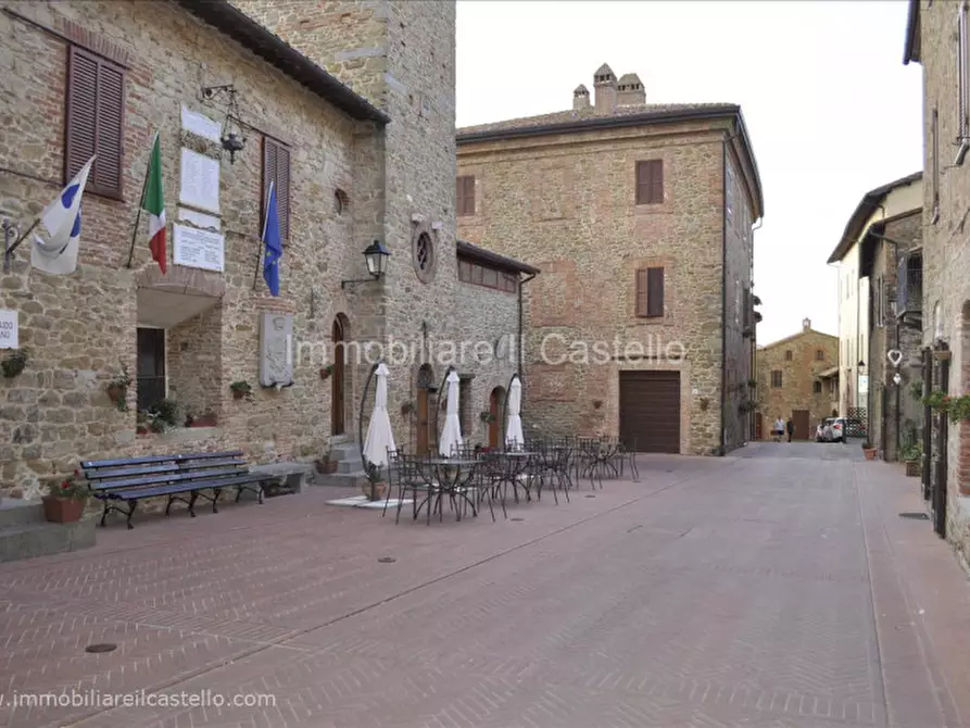Immagine 14 di Attività commerciale in affitto  a Paciano