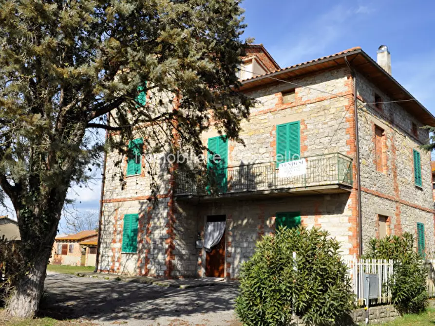 Immagine 1 di Casa indipendente in vendita  in Viale II Agosto 30 a Castiglione Del Lago