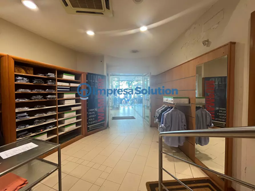 Immagine 12 di Negozio in affitto  in Corso Umberto I a Napoli