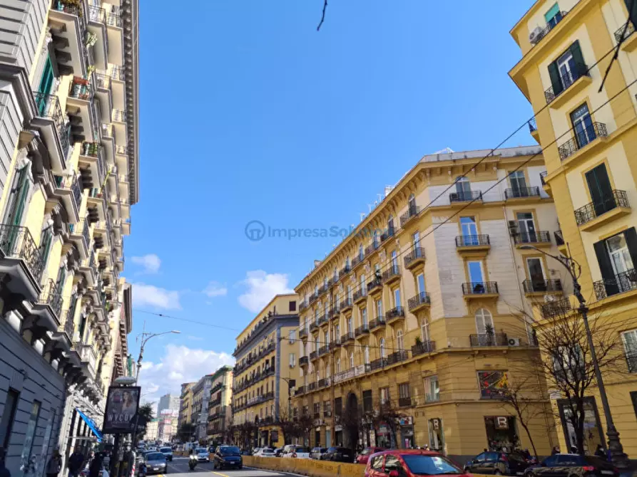 Immagine 1 di Negozio in affitto  in Corso Umberto I a Napoli