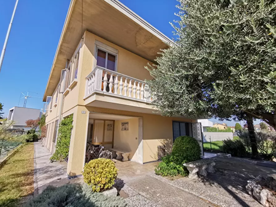 Immagine 10 di Camera in affitto  a Legnaro