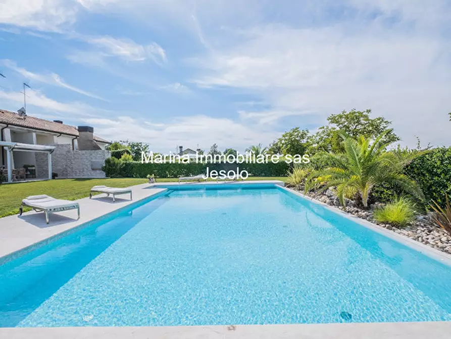 Immagine 1 di Villa in vendita  in via pazienti a Jesolo