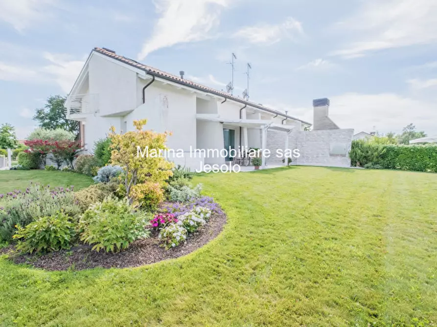 Immagine 1 di Villa in vendita  in via pazienti a Jesolo