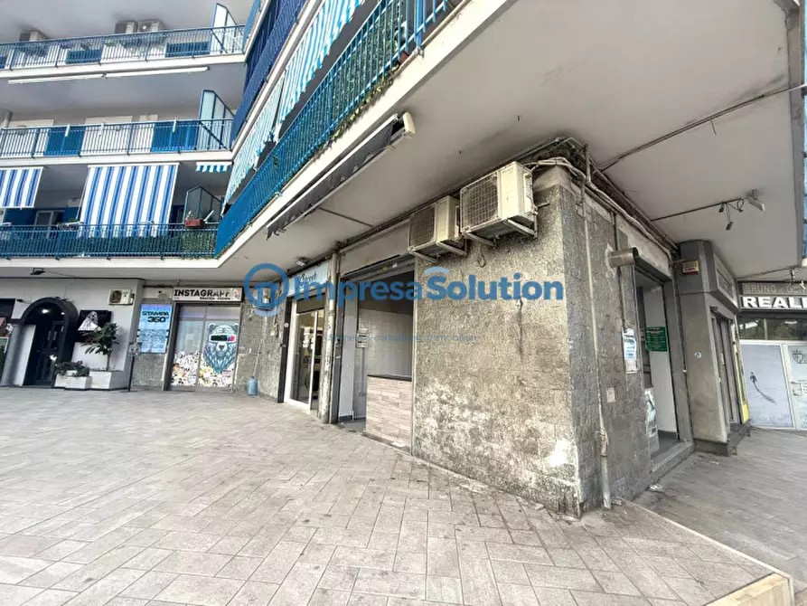 Immagine 1 di Negozio in affitto  in Via Michele Pietravalle a Napoli
