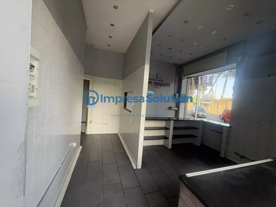 Immagine 14 di Negozio in affitto  in Via Michele Pietravalle a Napoli