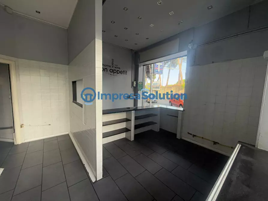 Immagine 15 di Negozio in affitto  in Via Michele Pietravalle a Napoli