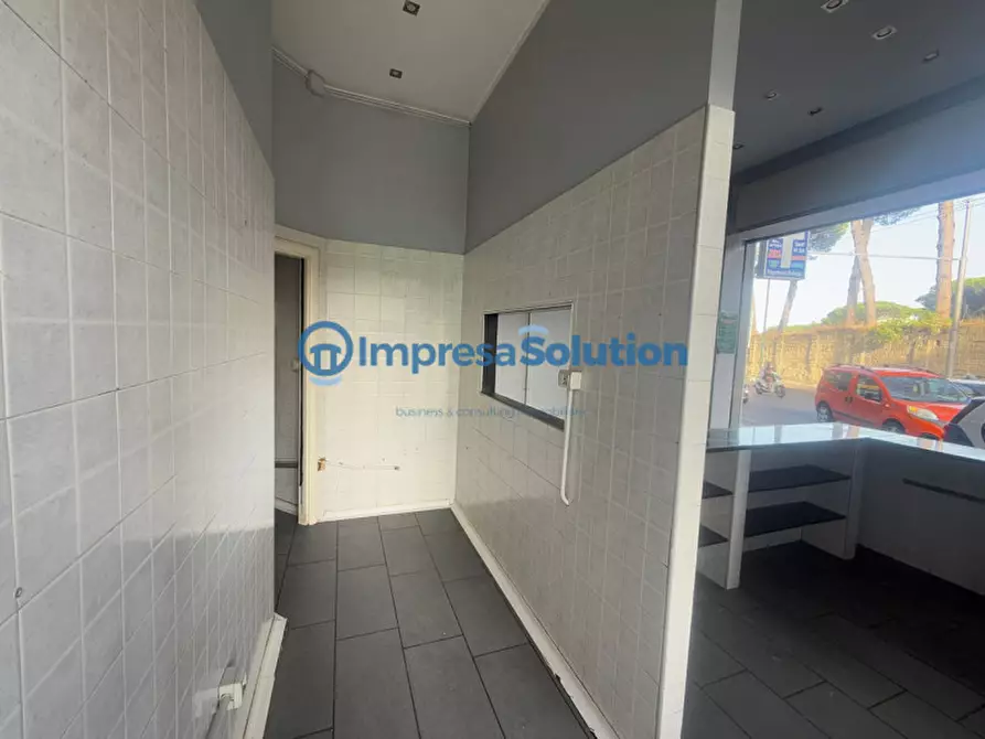 Immagine 17 di Negozio in affitto  in Via Michele Pietravalle a Napoli