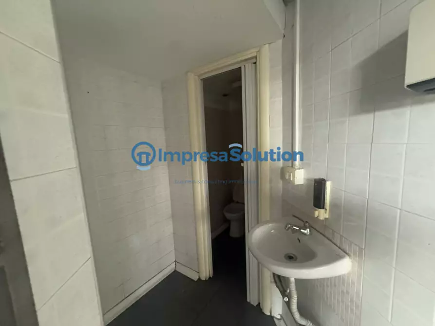 Immagine 20 di Negozio in affitto  in Via Michele Pietravalle a Napoli