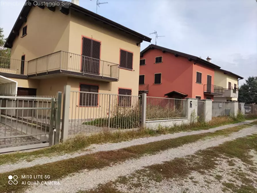 Immagine 4 di Villa in vendita  in via Roma a Castelletto Di Branduzzo
