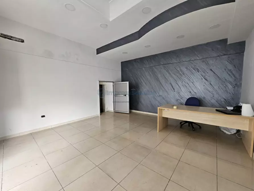 Immagine 10 di Negozio in affitto  in Via Parroco Simeoli a Napoli