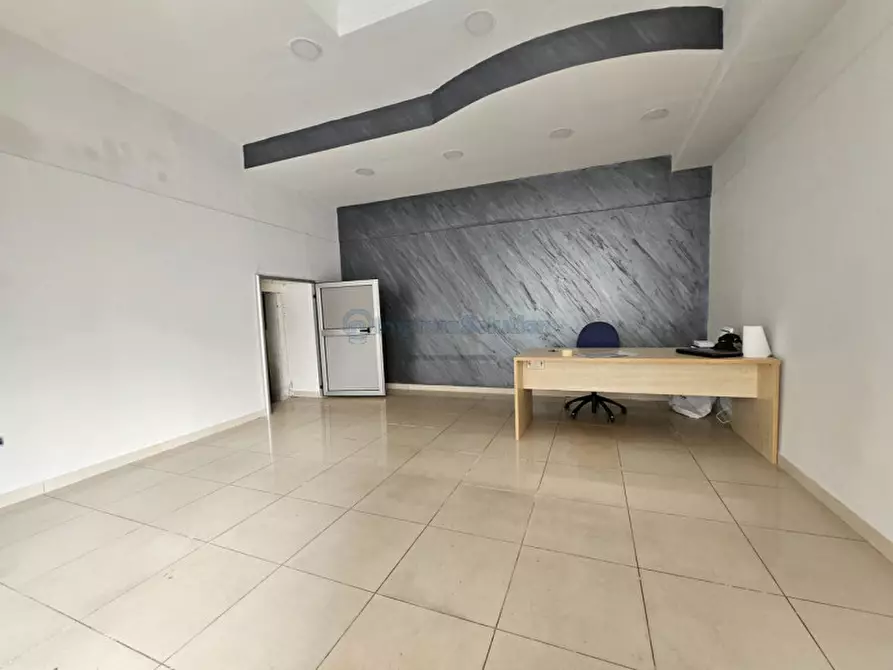 Immagine 11 di Negozio in affitto  in Via Parroco Simeoli a Napoli