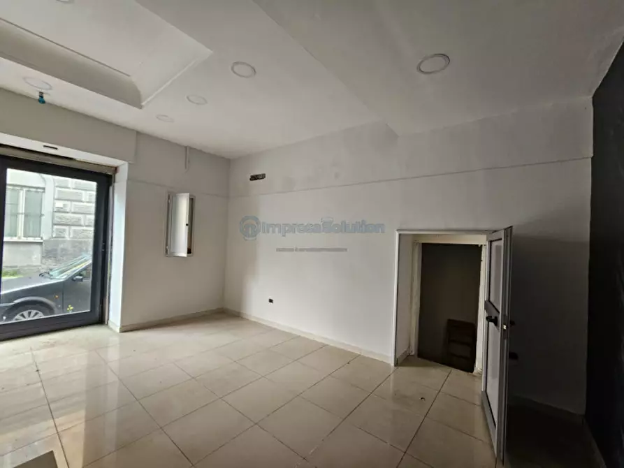 Immagine 13 di Negozio in affitto  in Via Parroco Simeoli a Napoli