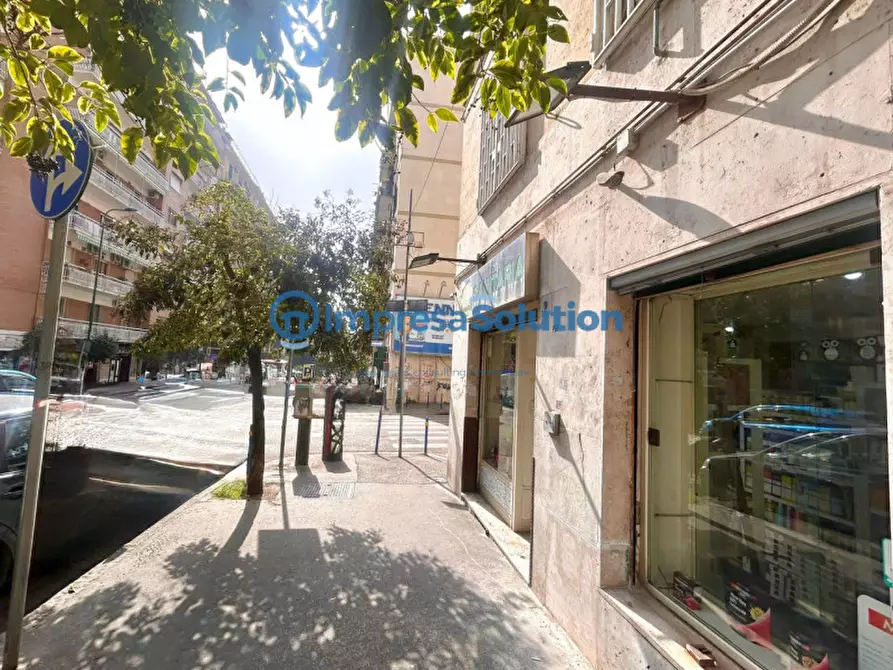 Immagine 4 di Negozio in vendita  in Via Ugo Niutta a Napoli