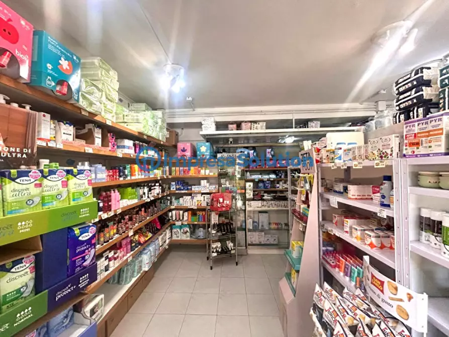 Immagine 9 di Negozio in vendita  in Via Ugo Niutta a Napoli