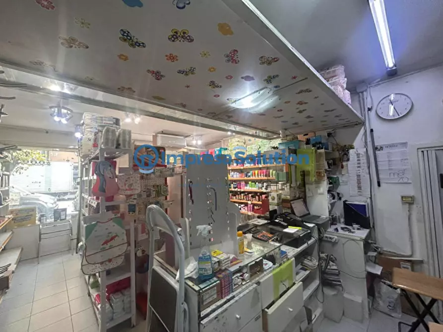 Immagine 10 di Negozio in vendita  in Via Ugo Niutta a Napoli