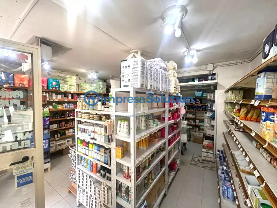 Immagine 11 di Negozio in vendita  in Via Ugo Niutta a Napoli