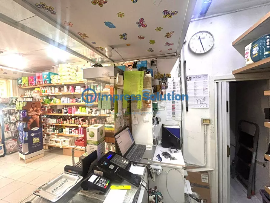 Immagine 12 di Negozio in vendita  in Via Ugo Niutta a Napoli