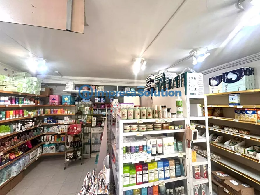 Immagine 13 di Negozio in vendita  in Via Ugo Niutta a Napoli