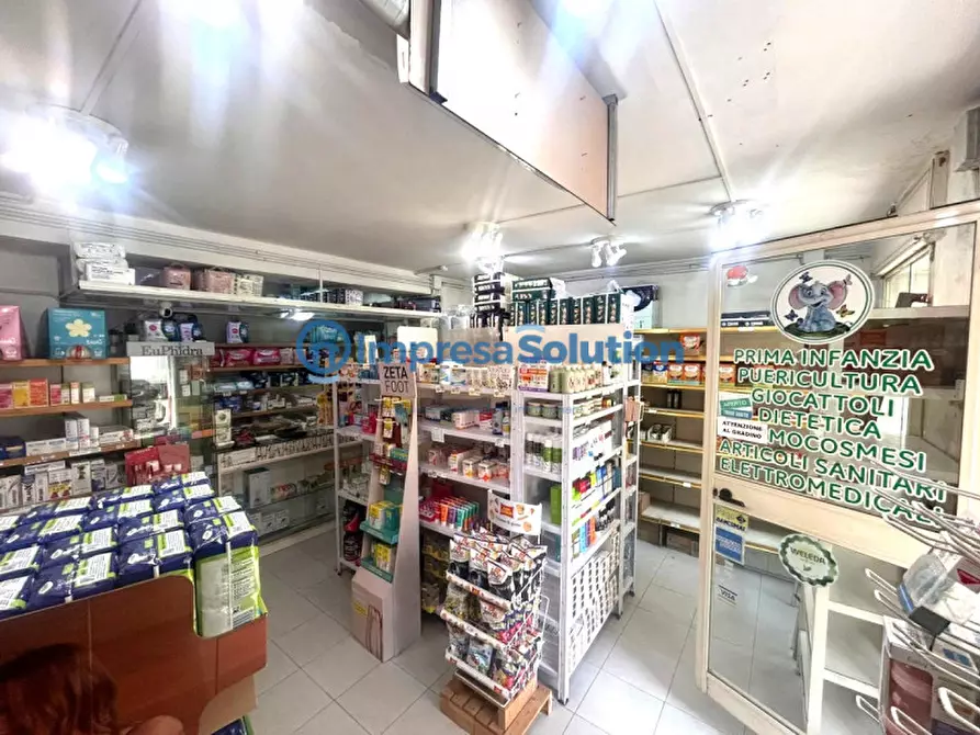 Immagine 16 di Negozio in vendita  in Via Ugo Niutta a Napoli