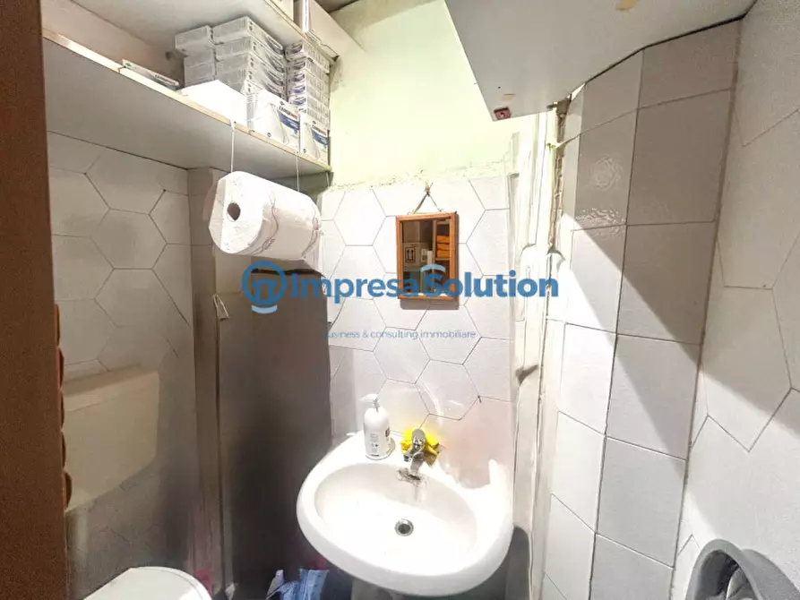 Immagine 17 di Negozio in vendita  in Via Ugo Niutta a Napoli