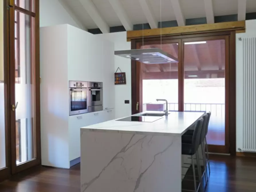 Immagine 10 di Attico in vendita  a Montebelluna