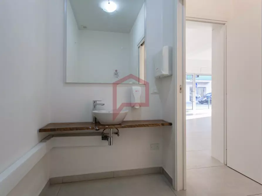 Immagine 4 di Negozio in affitto  in Cipressina a Venezia