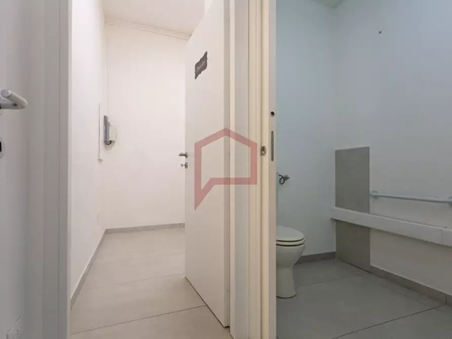 Immagine 5 di Negozio in affitto  in Cipressina a Venezia