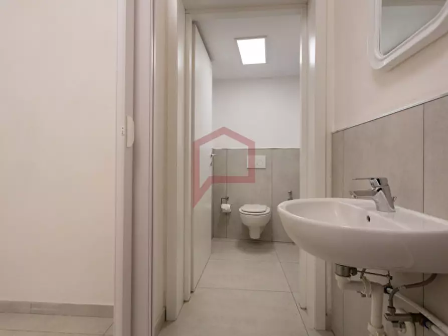 Immagine 8 di Negozio in affitto  in Cipressina a Venezia