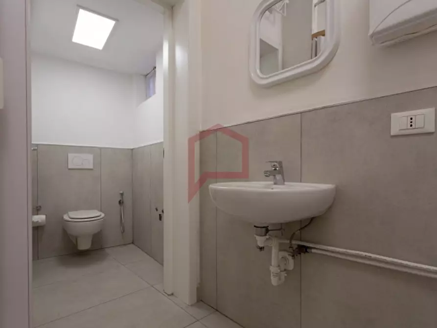 Immagine 9 di Negozio in affitto  in Cipressina a Venezia