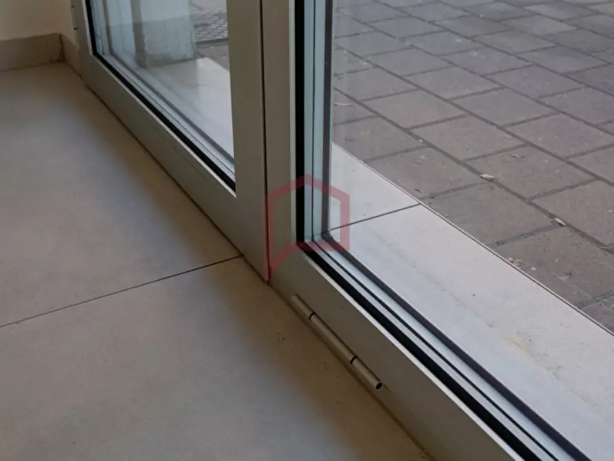 Immagine 10 di Negozio in affitto  in Cipressina a Venezia