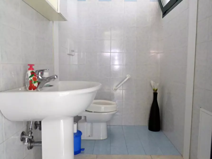 Immagine 5 di Negozio in affitto  a Rubano