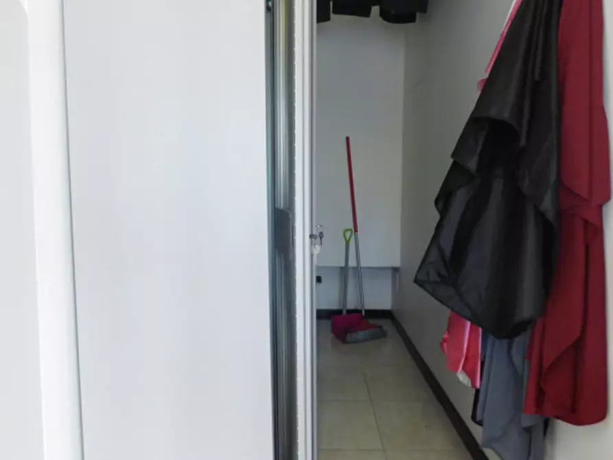 Immagine 6 di Negozio in affitto  a Rubano