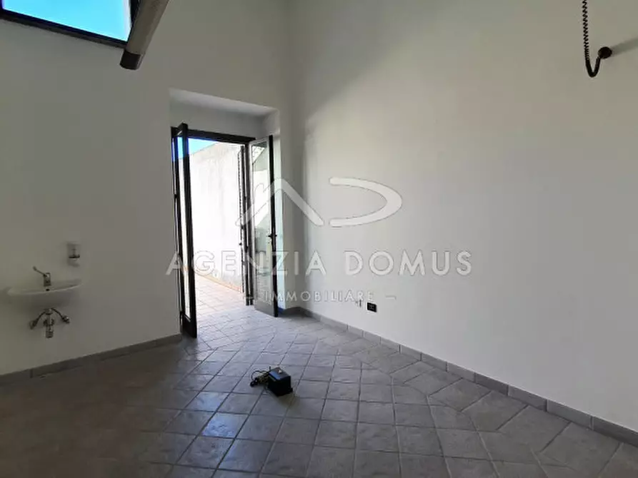 Immagine 11 di Ufficio in vendita  in via principe di napoli a Racale