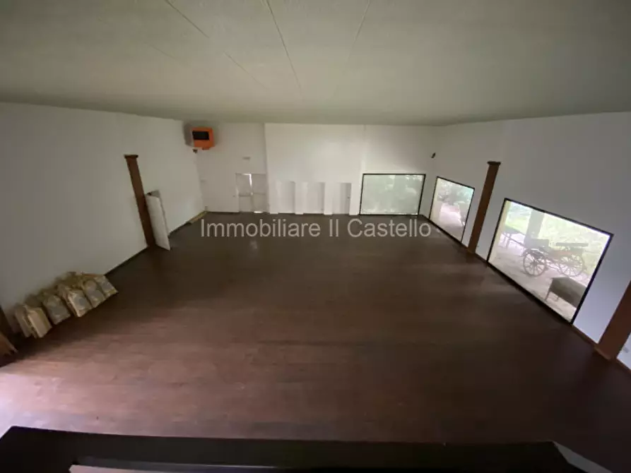 Immagine 4 di Attività commerciale in vendita  a Castiglione Del Lago