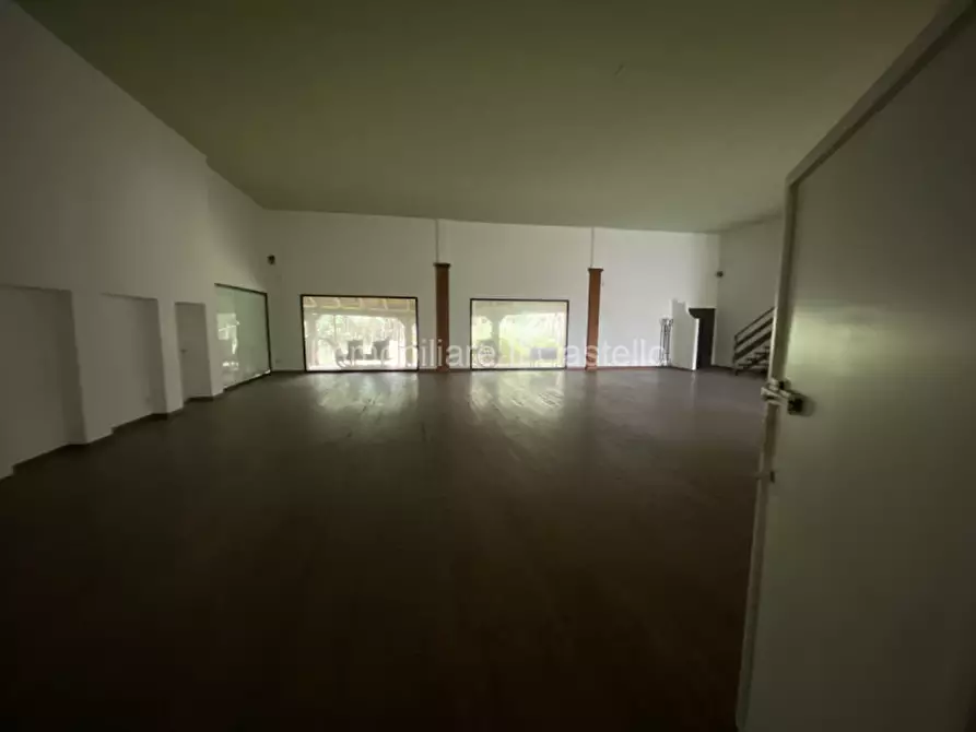 Immagine 5 di Attività commerciale in vendita  a Castiglione Del Lago