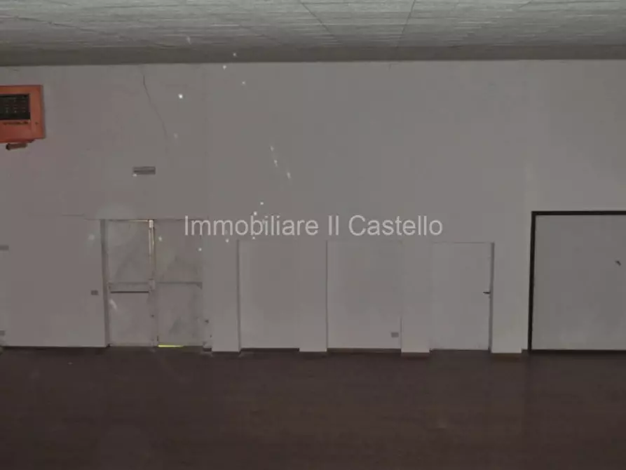 Immagine 9 di Attività commerciale in vendita  a Castiglione Del Lago