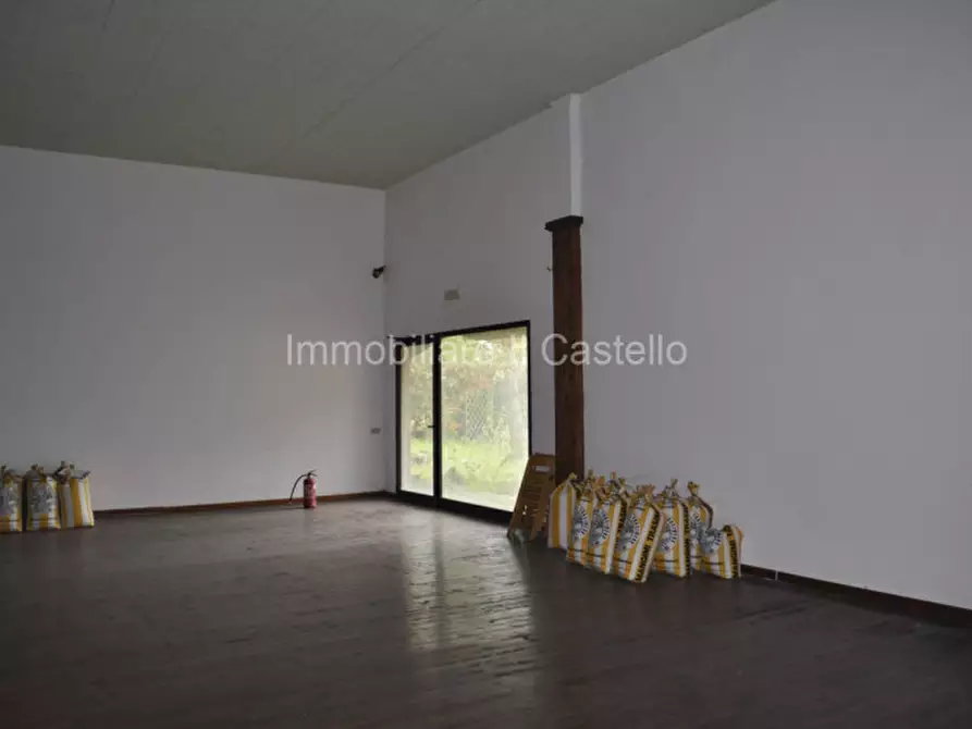 Immagine 10 di Attività commerciale in vendita  a Castiglione Del Lago