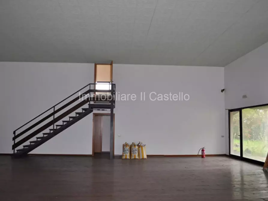 Immagine 11 di Attività commerciale in vendita  a Castiglione Del Lago