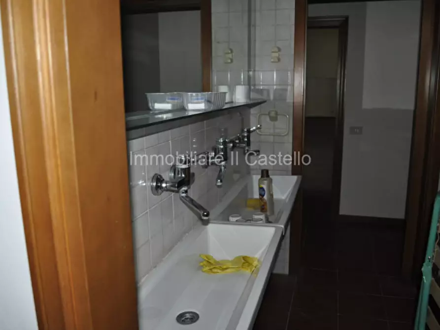 Immagine 13 di Attività commerciale in vendita  a Castiglione Del Lago