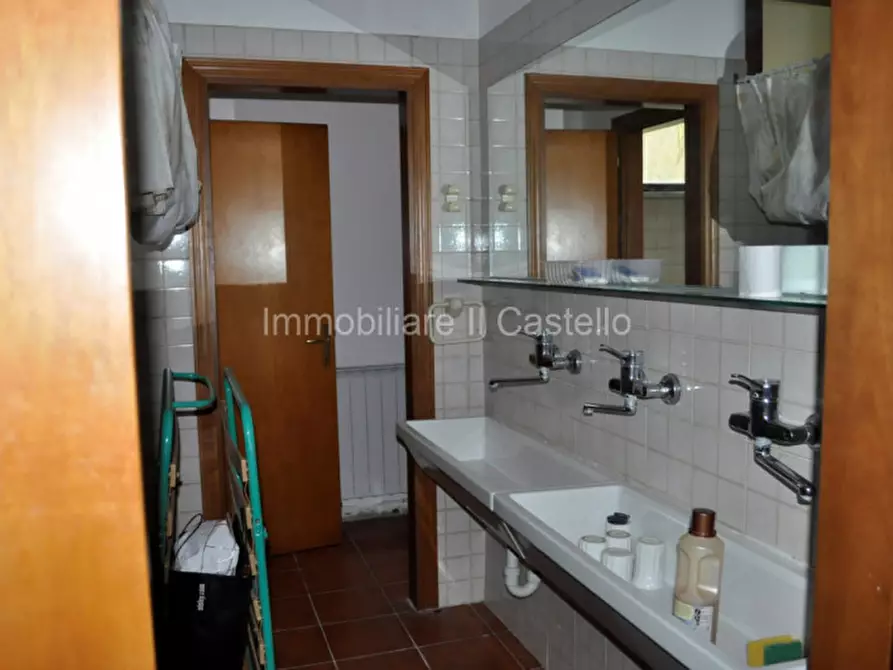 Immagine 14 di Attività commerciale in vendita  a Castiglione Del Lago