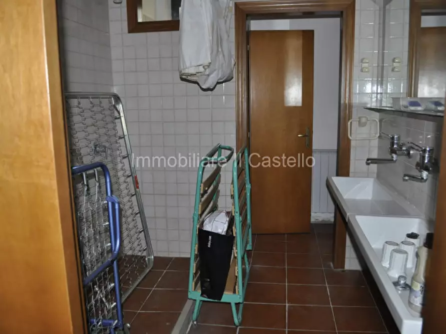 Immagine 15 di Attività commerciale in vendita  a Castiglione Del Lago