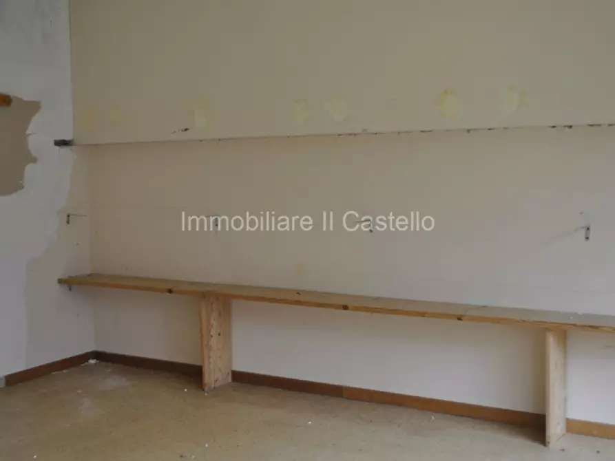 Immagine 25 di Attività commerciale in vendita  a Castiglione Del Lago