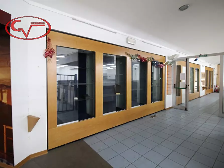 Immagine 2 di Negozio in affitto  in Via Perzzi a San Giovanni Valdarno